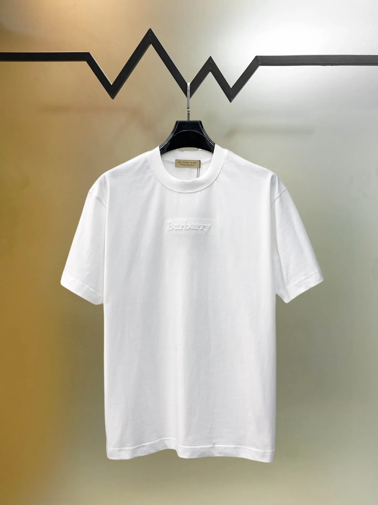 Burberry's high-end top-quality products 🐮2026 Spring and Summer New Arrival first counter, the latest New Arrival short-sleeved round neck T-shirt Premium customized design, avant-garde and fashionable! Brand logo heavy craftsmanship design Premium customized 260g fabric. Soft to the touch. Comfortable to wear. Counter-level exquisite stitching. Fine workmanship. The upper body effect is incomparably handsome! A must-have item for men and women with the same style! Sizes: S~XXL When placing an order, please state your height and weight. The maximum wearing size is 210 pounds (one size larger)